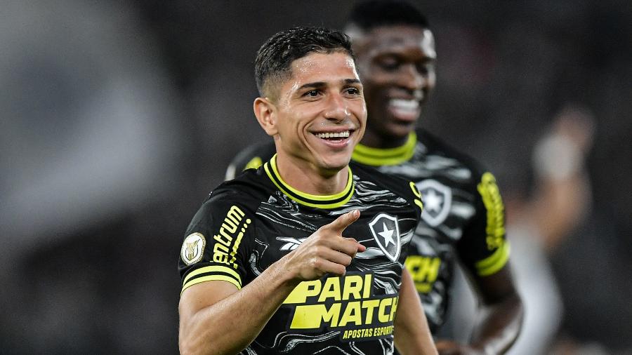 Savarino, do Botafogo, celebra gol sobre o Vasco em partida do Campeonato Brasileiro