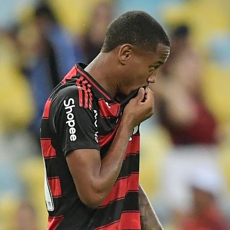 Wallace Yan, do Flamengo, comemora gol durante partida contra o Sampaio Corrêa pelo Campeonato Carioca