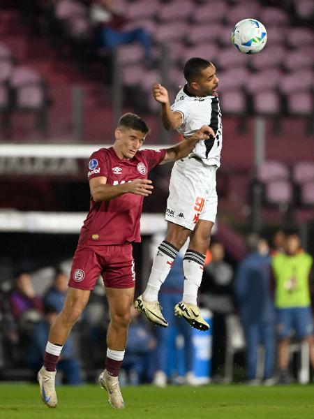 Paulo Henrique cabeceia a bola durante Lanús x Vasco, duelo da Sul-Americana Paulo Henrique cabeceia a bola durante Lanús x Vasco, duelo da Sul-Americana