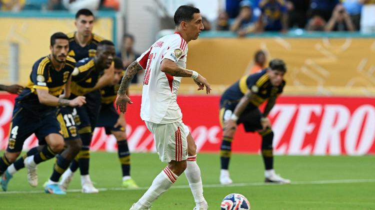 Di María bate pênalti durante jogo entre Boca Juniors e Benfica no Mundial Di María bate pênalti durante jogo entre Boca Juniors e Benfica no Mundial