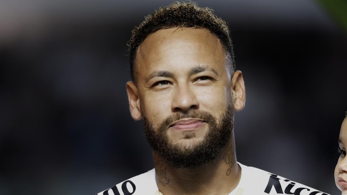 Neymar volta à Vila e atua pela 1ª vez após eliminação do Brasil na Copa