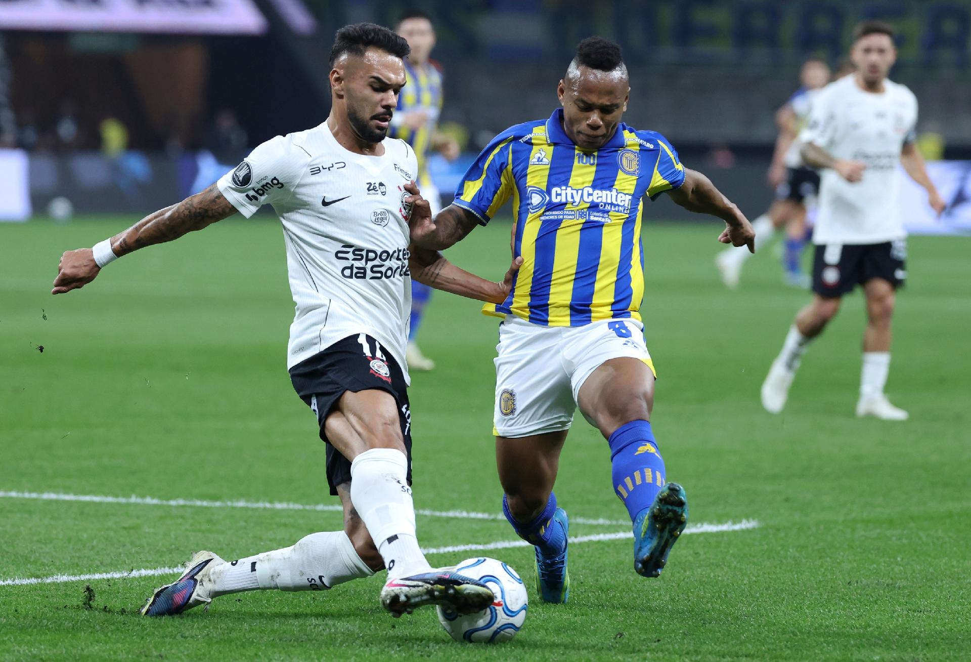 Raniele antes de ser expulso contra o Rosario Central na Libertadores - undefined