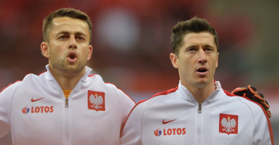 Fabianski e Lewandowski, da Polônia, cantam o hino nacional antes do jogo decisivo contra a Irlanda, pelas Eliminatórias da Euro 2016
