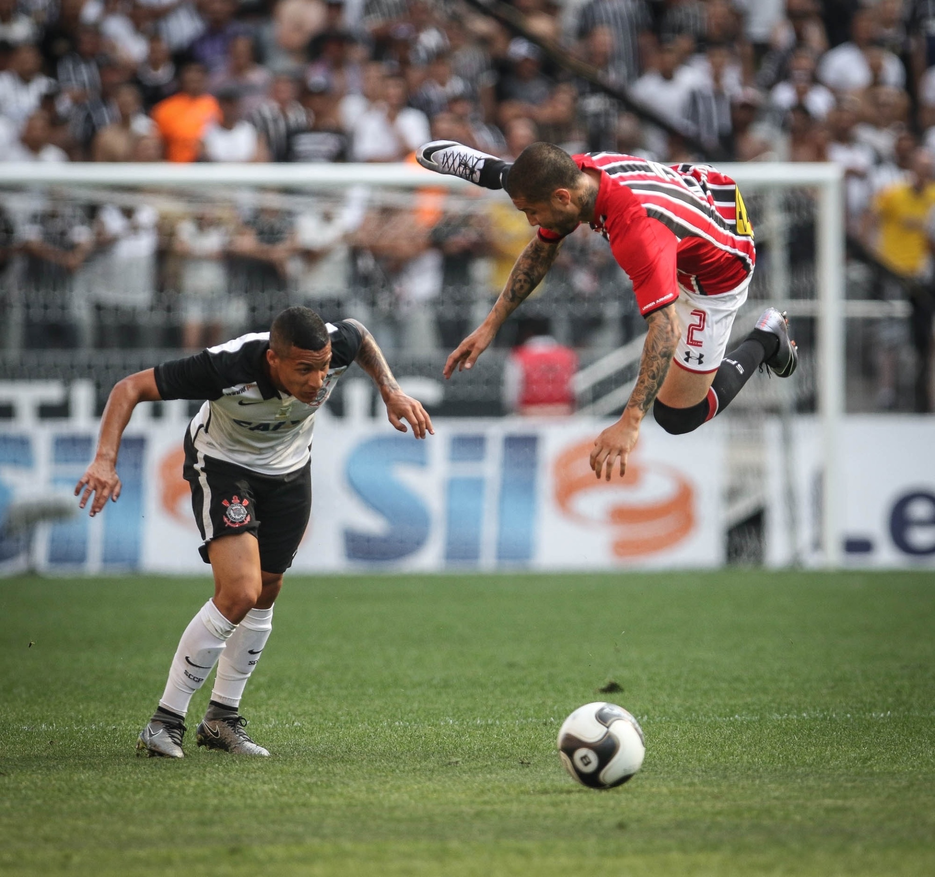 Centurion, do São Paulo, disputa bola com imprudência contra Guilherme Arana, do Corinthians, durante o clássico - Ricardo Nogueira/Folhapress