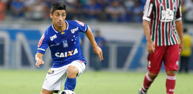 Clube mineiro estava com parcelas atrasadas das compras de Arrascaeta e Pisano (foto) - Washington Alves/Light Press/Cruzeiro