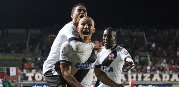Leandrão comemora e é abraçado pelos companheiros de Vasco: ele fez dois gols - Carlos Gregório Júnior / Site oficial do Vasco