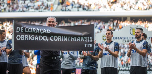 Tite exibe faixa de agradecimento ao Corinthians - Danilo Verpa/Folhapress - Danilo Verpa/Folhapress