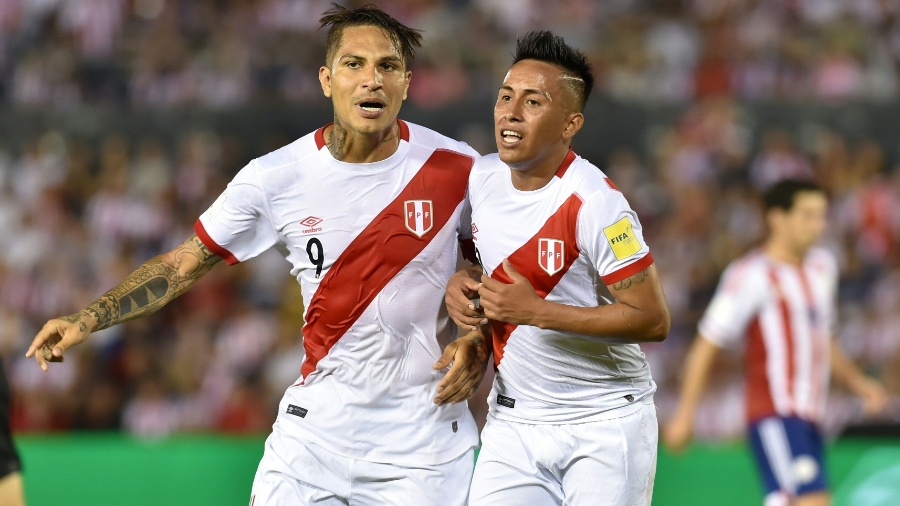 Guerrero e Cueva comemoram gol do Peru contra o Paraguai - AFP PHOTO / NORBERTO DUARTE 
