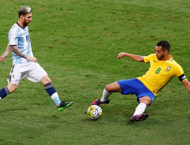 Renato Augusto disputa jogada com Messi, no Mineirão - Ricardo Moraes/Reuters