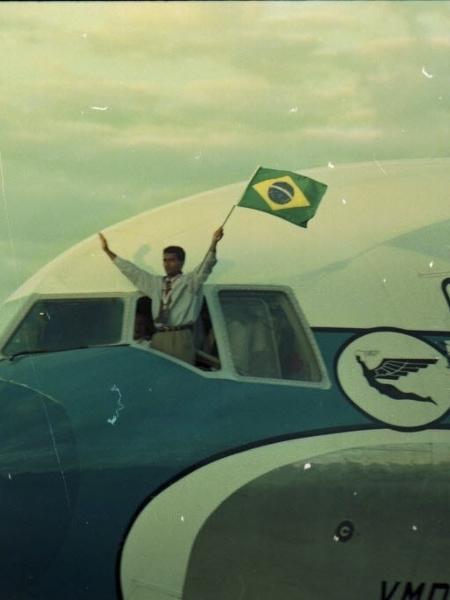 Romário exibe a bandeira do Brasil na volta ao país - Folhapress