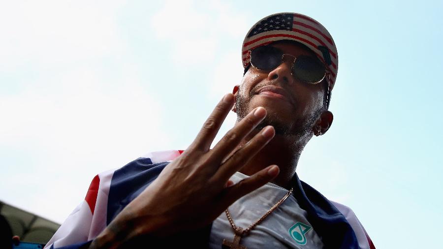 Lewis Hamilton exibe os quatro dedos, em alusão ao tetra da Fórmula 1 - Clive Mason/Getty Images/AFP