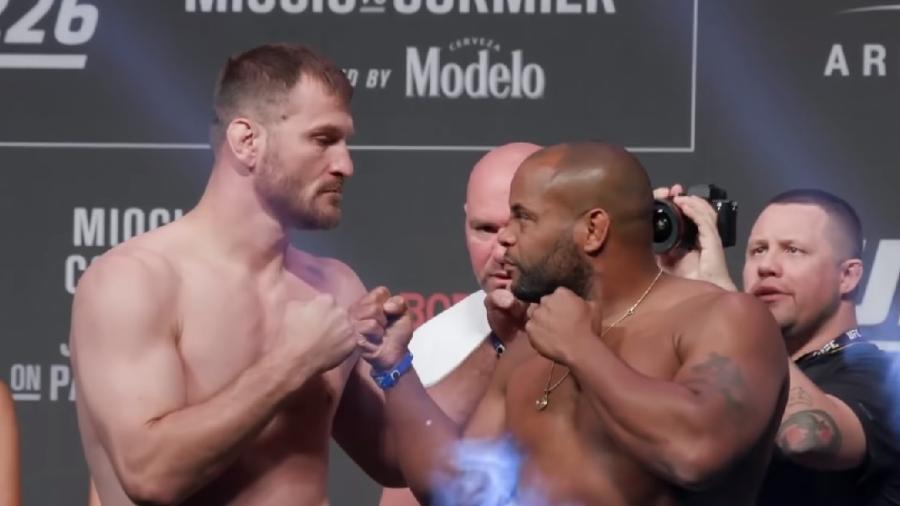 Stipe Miocic e Daniel Cormier se encaram após pesagem do UFC 226 - Reprodução/Youtube