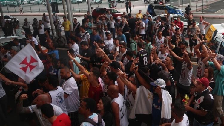 Torcedores do Vasco fizeram festa no desembarque da equipe em Vitória (ES) - Carlos Gregório Júnior / Site oficial do Vasco - Carlos Gregório Júnior / Site oficial do Vasco