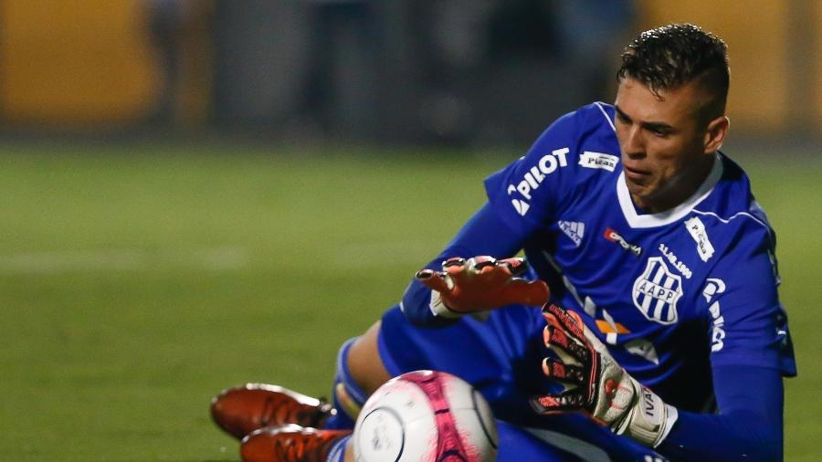 O goleiro Ivan, da Ponte Preta, virou alvo de gigantes europeus após se destacar no clube de Campinas - Marcello Zambrana/AGIF