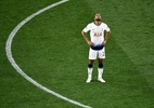 Esposa consola Lucas após vice com o Tottenham na Champions - Oscar Del Pozo/AFP