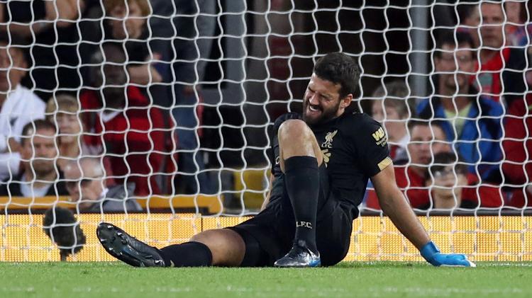 Alisson fica no chão reclamando de dores, durante a partida entre Liverpool e Norwich - Reuters/Carl Recine - Reuters/Carl Recine