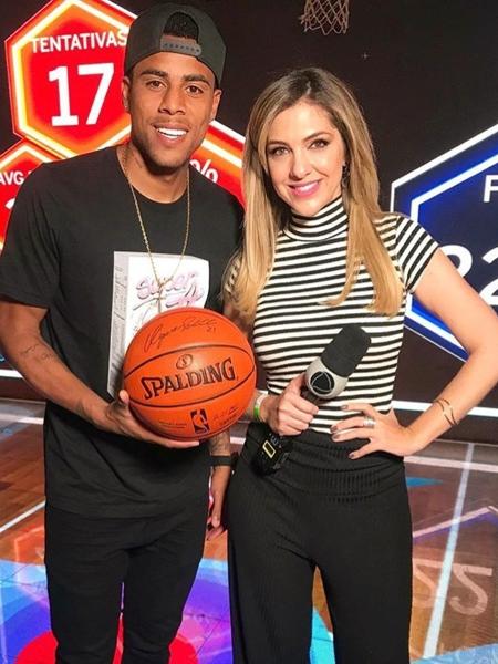 Gustagol com bola oficial da NBA ao lado da repórter Janice de Castro - Reprodução/Instagram