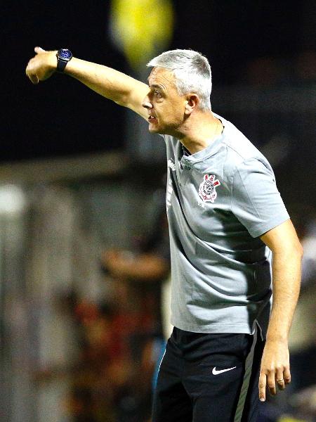 Tiago Nunes orienta os jogadores do Corinthians na partida contra o Mirasol - Thiago Calil/Agif