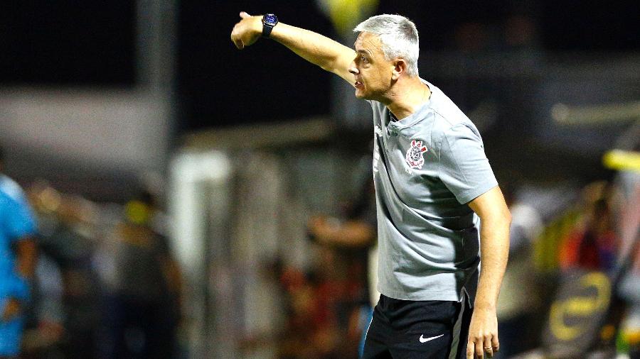 Tiago Nunes orienta os jogadores do Corinthians na partida contra o Mirasol - Thiago Calil/Agif