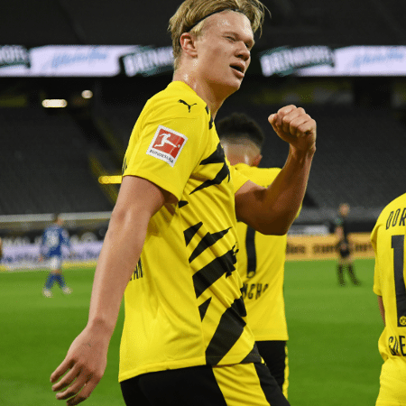 Haaland comemora gol do Borussia Dortmund contra o Schalke 04 - Pool via REUTERS/Ina Fassbender