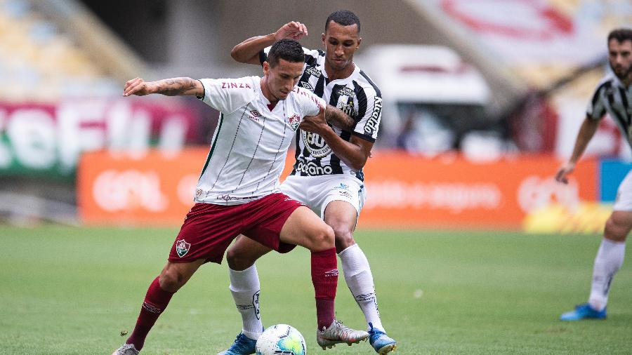 Dodi, do Fluminense, tenta passar pela marcação de Lucas Braga, do Santos - Jorge Rodrigues/AGIF