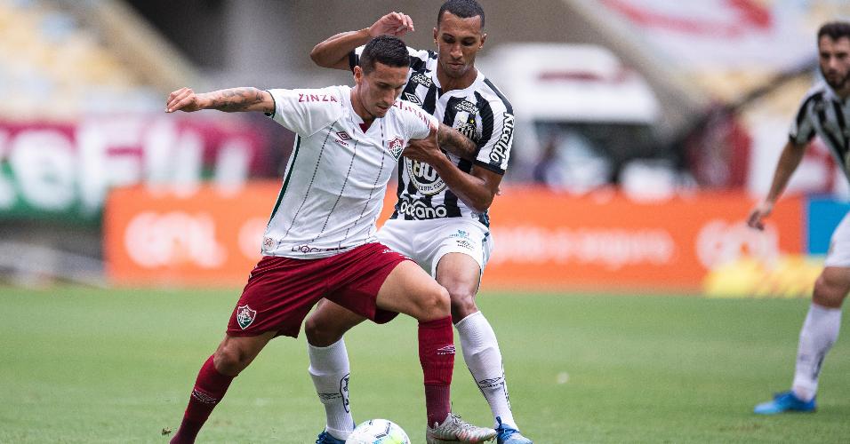 Dodi, do Fluminense, tenta passar pela marcação de Lucas Braga, do Santos