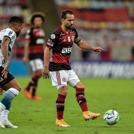 Everton Ribeiro, do Flamengo, durante jogo contra o Coritiba, pelo Brasileirão - Thiago Ribeiro/AGIF