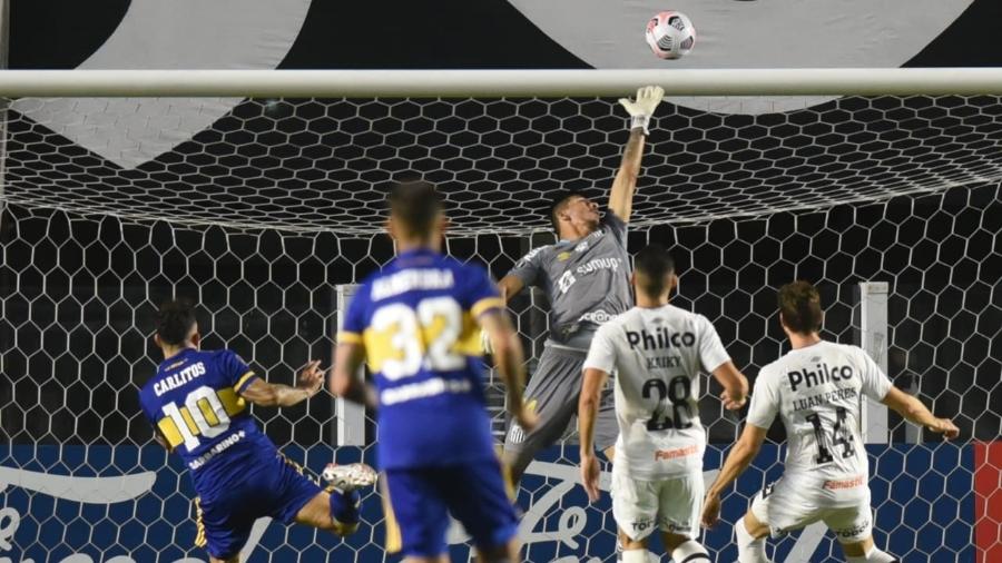 João Paulo faz bonita defesa pelo Santos contra o Boca Juniors - Ivan Storti