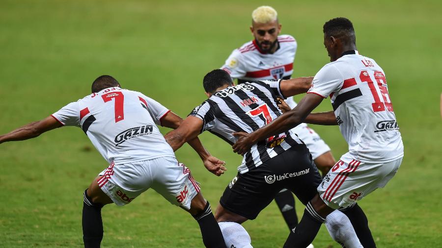 Hulk sofreu o famoso "rodízio" de faltas na partida contra o São Paulo, válida pela terceira rodada do Brasileirão - Agência I7/Mineirão