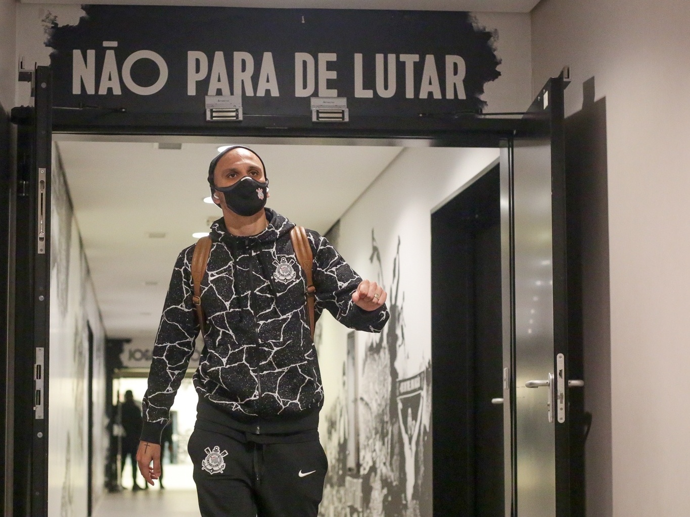 Mais presente no setor ofensivo, Fábio Santos vira 