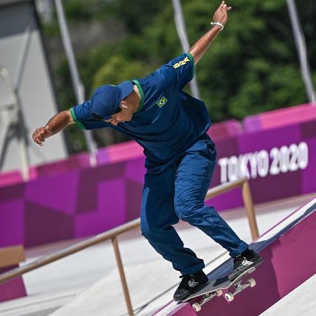 O brasileiro Kelvin Hoefler faz sua manobra no skate nas Olimpíadas de Tóquio - JEFF PACHOUD/AFP