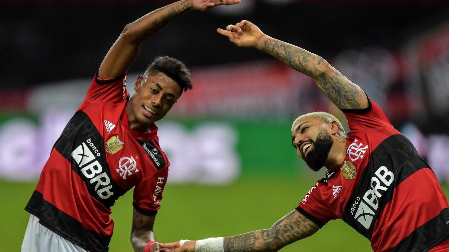 Gabigol e Bruno Henrique comemoram gol do Flamengo durante partida contra o ABC, pela ida das oitavas de final da Copa do Brasil 2021. - Thiago Ribeiro/AGIF