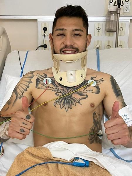 Victor Salazar, lateral do Olimpia, posta foto no hospital após choque com Arrascaeta - Reprodução