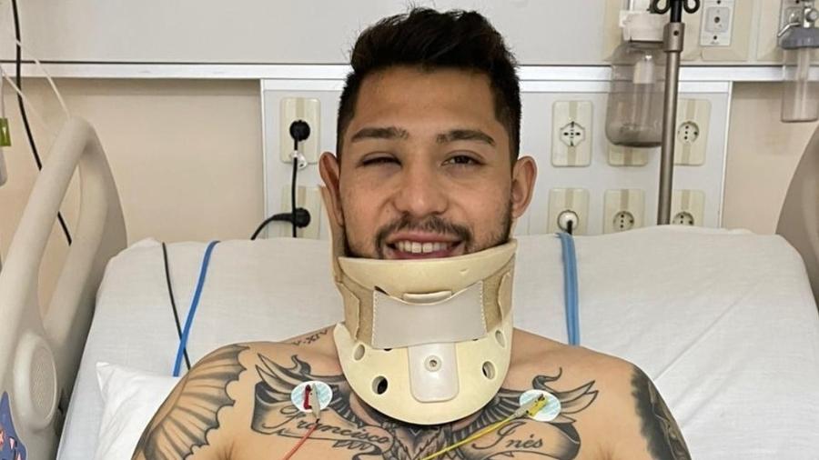 Victor Salazar, lateral do Olimpia, posta foto no hospital após choque com Arrascaeta - Reprodução