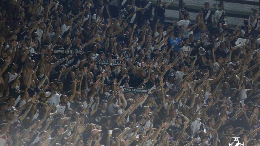 Torcedores do Vasco em São Januário na partida contra o Goiás, que marcou o retorno do público - Rafael Ribeiro/Divulgação/CRVG