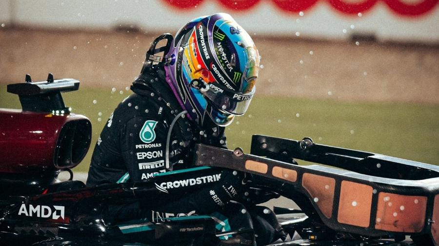 Lewis Hamilton deixa o cockpit da Mercedes após a vitória no GP do Qatar, em Losail  - Mercedes