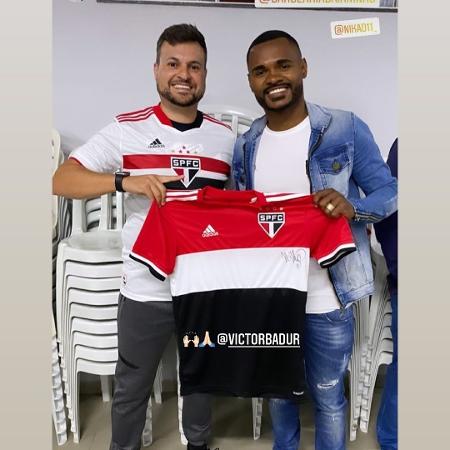 Nikão segura camisa do São Paulo - Reprodução/Instagram