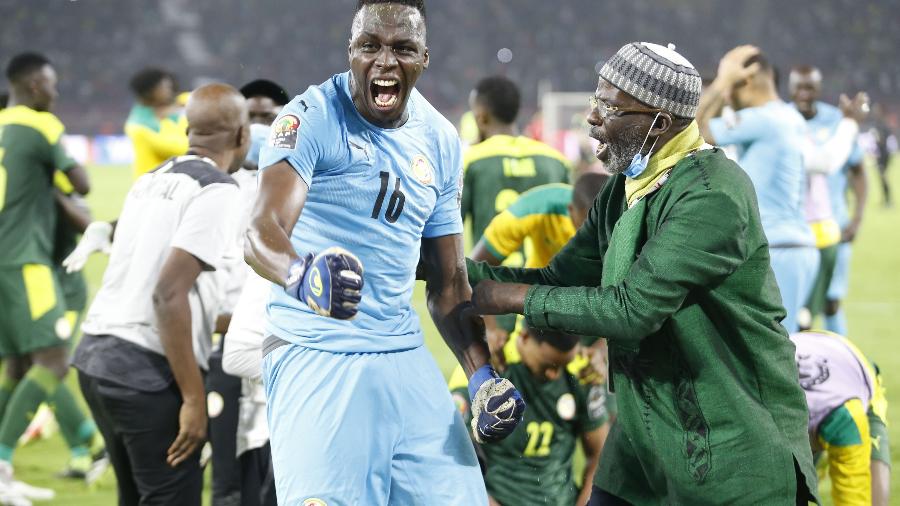 Edouard Mendy vibra com os compatriotas de Senegal: goleiro foi um dos líderes rumo ao título inédito da Copa Africana para o país - Haykel Hmima/Anadolu Agency via Getty Images