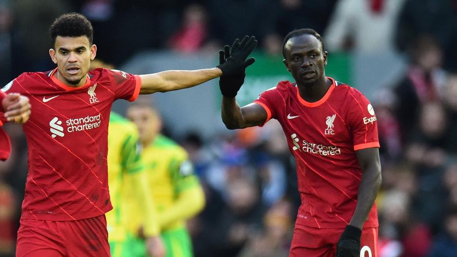 Luis Díaz e Sadio Mané comemoram gol do Liverpool contra o Norwich em jogo do Campeonato Inglês - REUTERS/Peter Powell