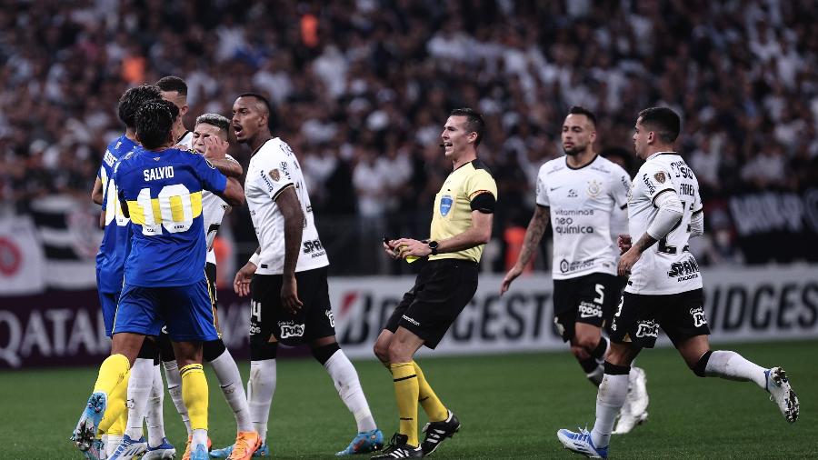 Confusão dentro de campo entre os jogadores do Corinthians e Boca Juniors pela Libertadores - Ettore Chiereguini/AGIF