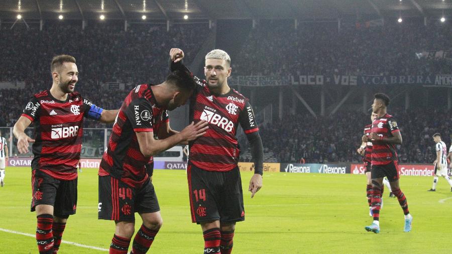 Èverton Ribeiro, Isla e Arrascaeta comemoram gol do uruguaio, na partida entre Talleres-ARG e Flamengo - Staff Images / CONMEBOL
