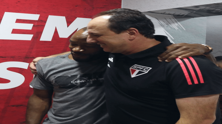 Fabão, ex-zagueiro do São Paulo, abraça Rogério Ceni - Reprodução/Twitter