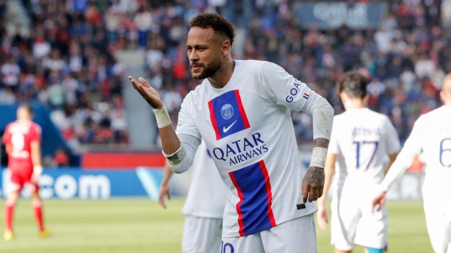 Neymar comemora seu gol na vitória do PSG sobre o Brest, pelo Campeonato Francês - Catherine Steenkeste/Getty