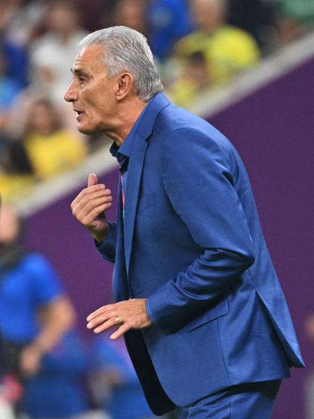 Tite, técnico da seleção brasileira, na partida contra a Sérvia na Copa do Mundo - NELSON ALMEIDA / AFP