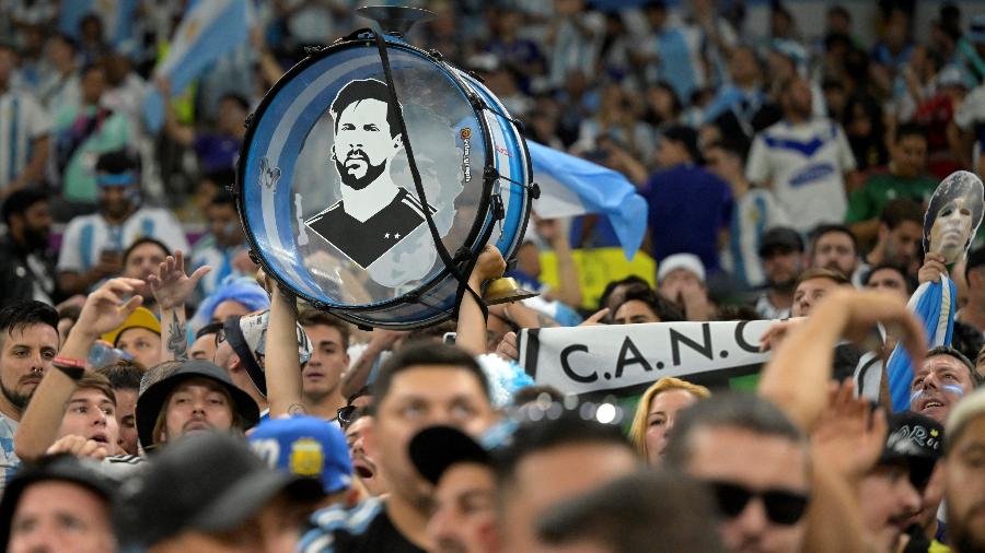 Torcedores argentinos exibem tamborim com a foto de Messi, na partida contra o México - JUAN MABROMATA / AFP