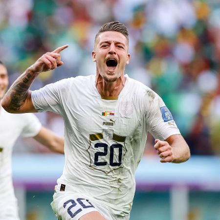 Sergej Milinkovic-Savic comemora gol marcado contra Camarões - DeFodi Images/DeFodi Images via Getty Images