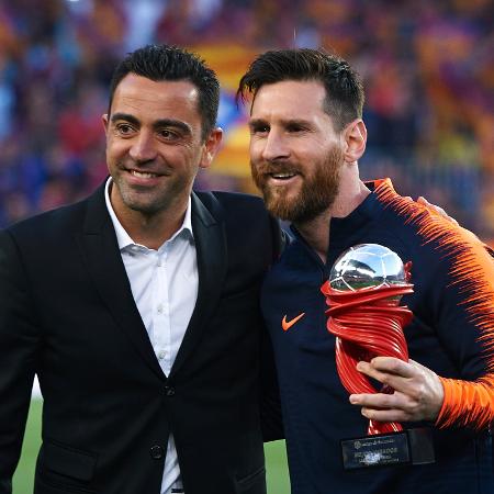 Xavi e Messi se cumprimentam no Camp Nou, em 2018. - Quality Sport Images/Getty Images