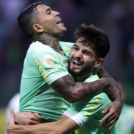 Dudu e Flaco López comemoram gol do Palmeiras sobre o Cuiabá em jogo do Campeonato Brasileiro - Ettore Chiereguini/AGIF