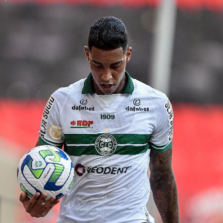 Alef Manga tem contrato com o Coritiba suspenso - Thiago Ribeiro/Thiago Ribeiro/AGIF