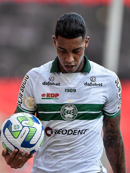 Alef Manga, do Coritiba, em partida pelo Campeonato Brasileiro. - Thiago Ribeiro/Thiago Ribeiro/AGIF
